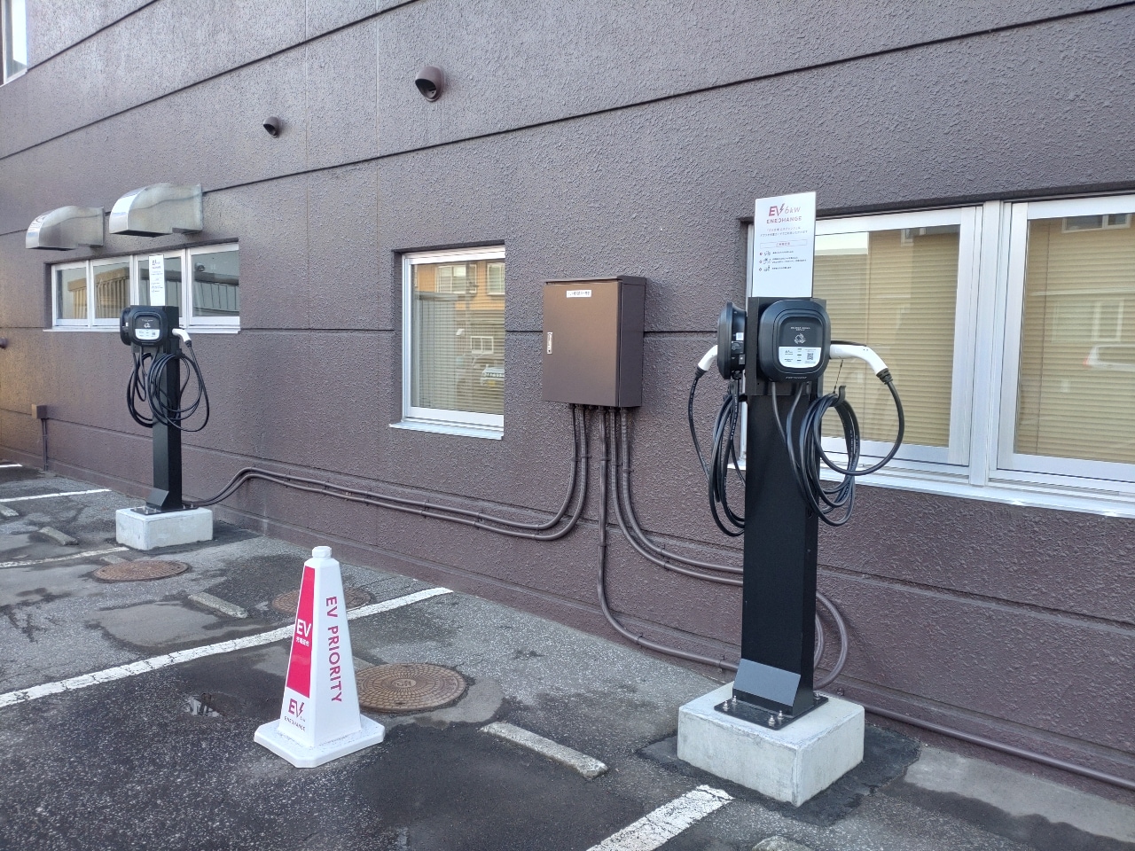 EV充電スタンドはホテル裏の駐車場にございます。